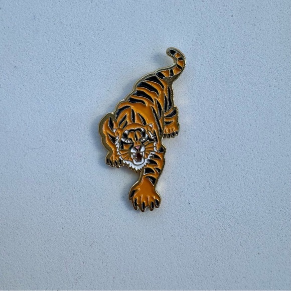 1” Stalking Tiger Enamel Pin Brooch - Picture 4 of 4